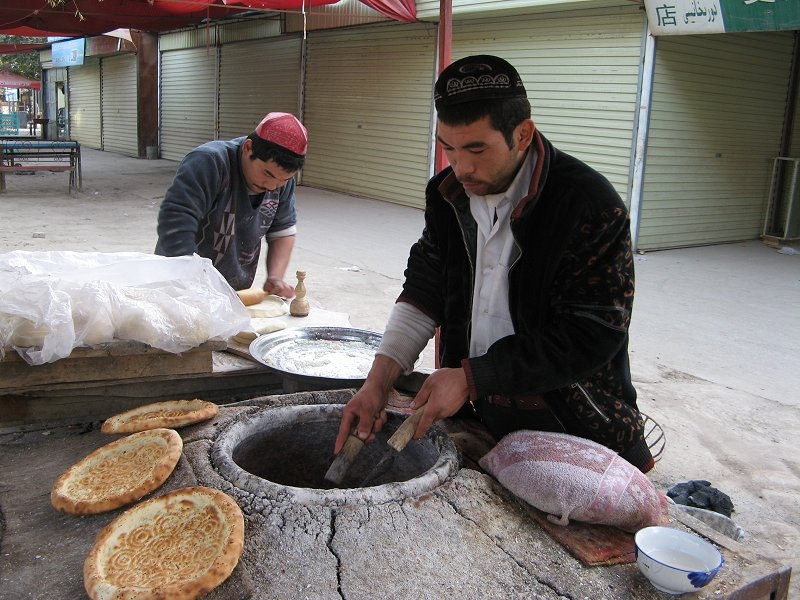 Making nan bread (katlima) in Upal village